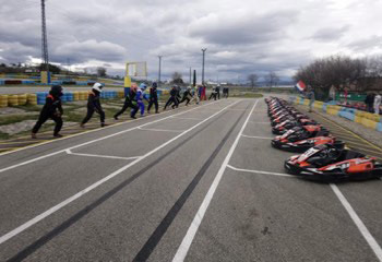 Groupe de personnes sur la piste de karting de Lavilledieu (07)